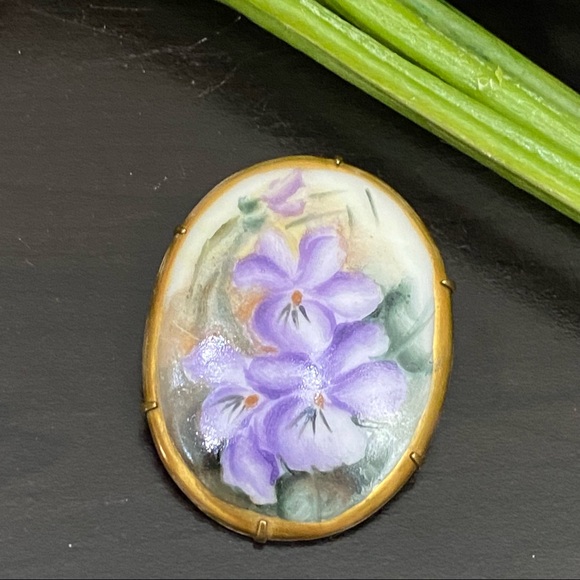 Vintage Victorian Hand-painted Purple Flower Porcelain Cameo Brooch - Picture 2 of 8